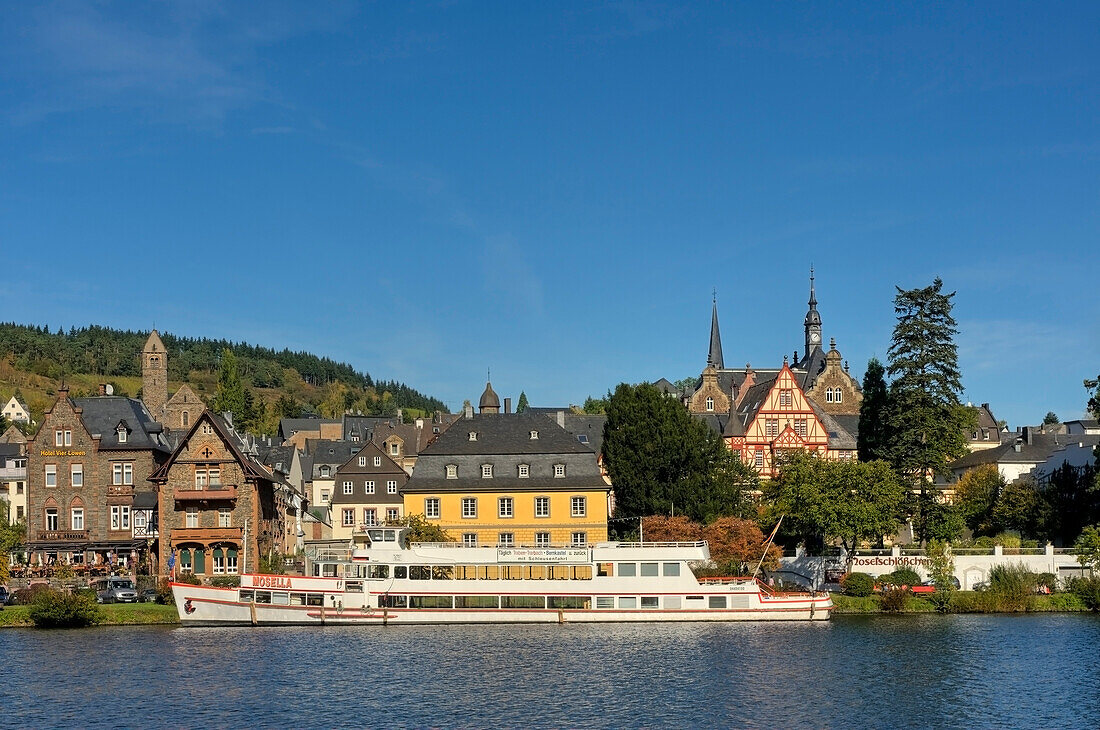 Blick auf Traben-Trarbach mit Mosel und Ausflugsschiffen, Traben-Trarbach, Rheinland Pfalz, Deutschland