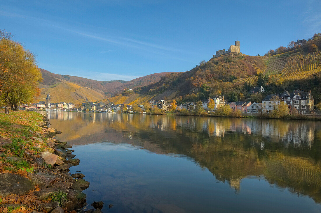 Blick auf Bernkastel mit Burg Landshut und Mosel, Herbst, Bernkastel-Kues, Rheinland Pfalz, Deutschland