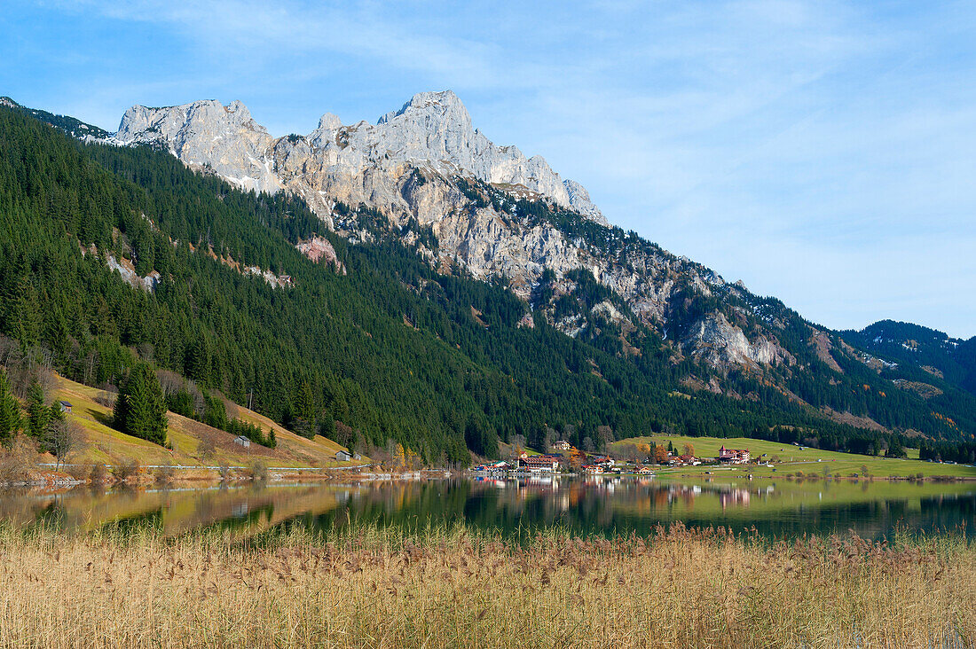 Haldensee mit Nesselwängle und Tannheimer Bergen, Tannheimer Tal, Allgäuer Alpen, Tirol, Österreich