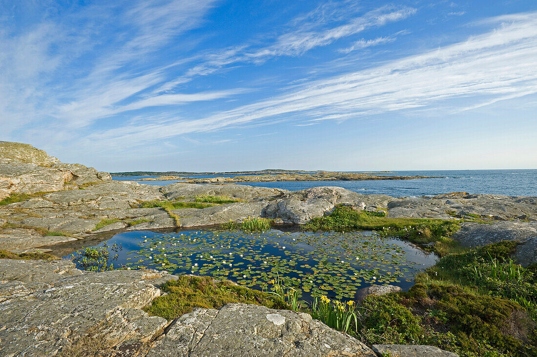 Felsküste unter Wolkenhimmel, Marstrand, Bohuslan, Västra Götalands län, Schweden, Europa