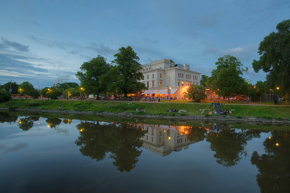 Theater mit jungen Menschen in der Abenddämmerung, Göteborg, Bohuslan, Västra Götalands län, Schweden, Europa