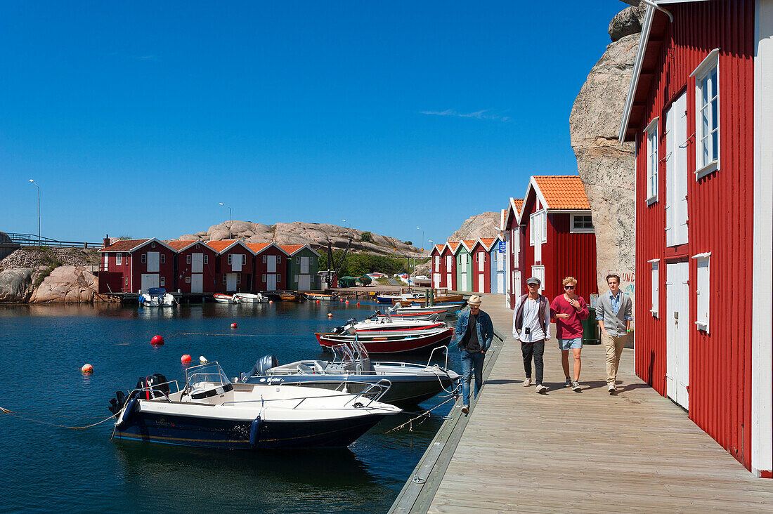 Menschen im Hafen von Smögen, Smögen, Bohuslan, Västra Götalands län, Schweden, Europa