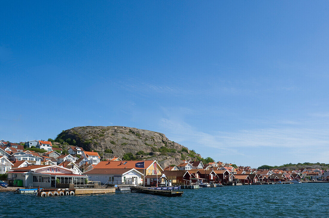 Blick auf die Häuser von Hunnebostrand an der Küste, Hunnebostrand, Bohuslan, Västra Götalands län, Schweden, Europa