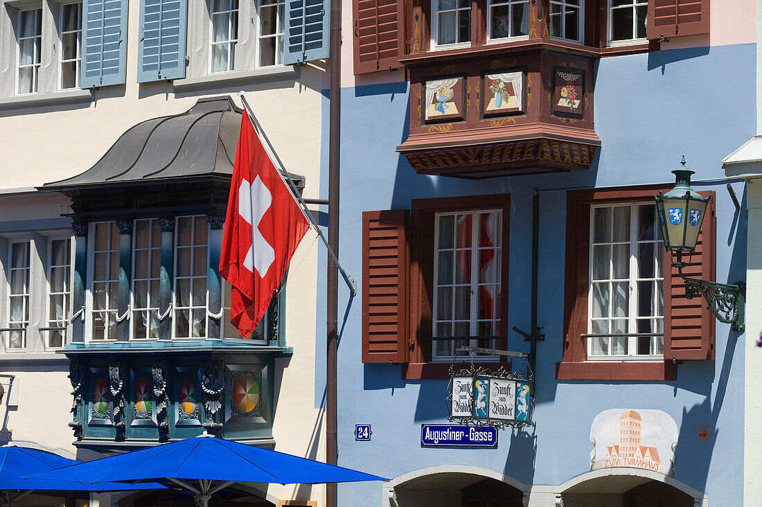Fenster eines Hauses mit schweizer Flagge in der Augustinergasse, Zürich, Schweiz