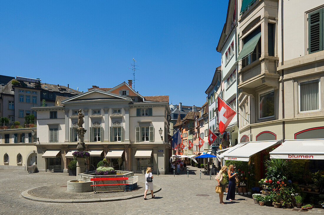 Marktplatz mit Brunnen, Augustinergasse, Zürich, Schweiz