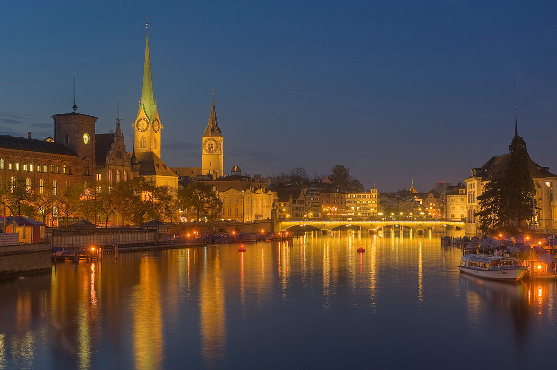 Limmat mit Frauenmünster und St Peter, Dämmerung,  Zürich, Schweiz