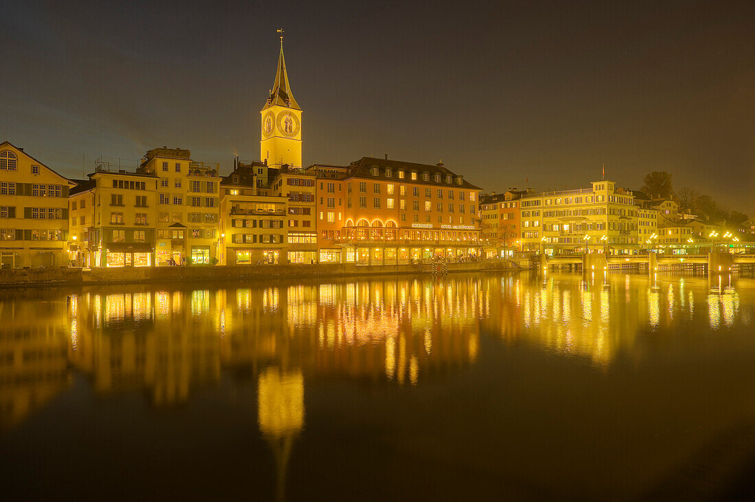 Limmat mit St Peter und Hotel zum Storchen, Dämmerung,  Zürich, Schweiz