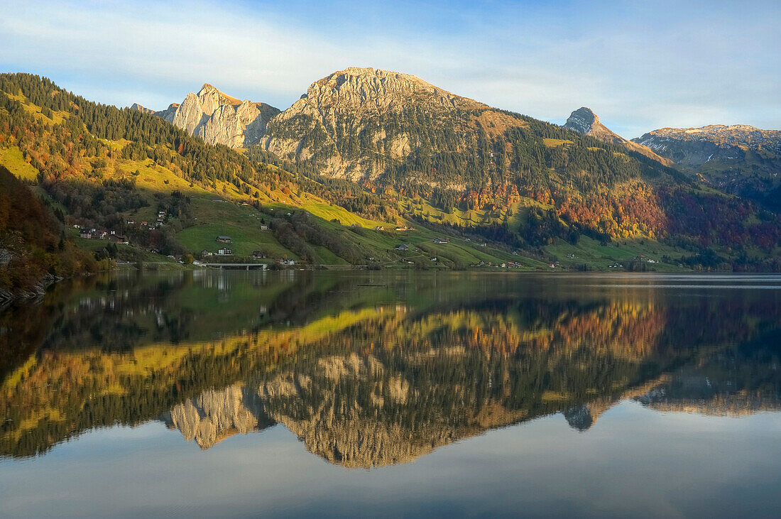 Wägitalersee mit Bockmattlibergen im Herbst, Innerthal, Glarner Alpen, Schwyz, Schweiz, Europa