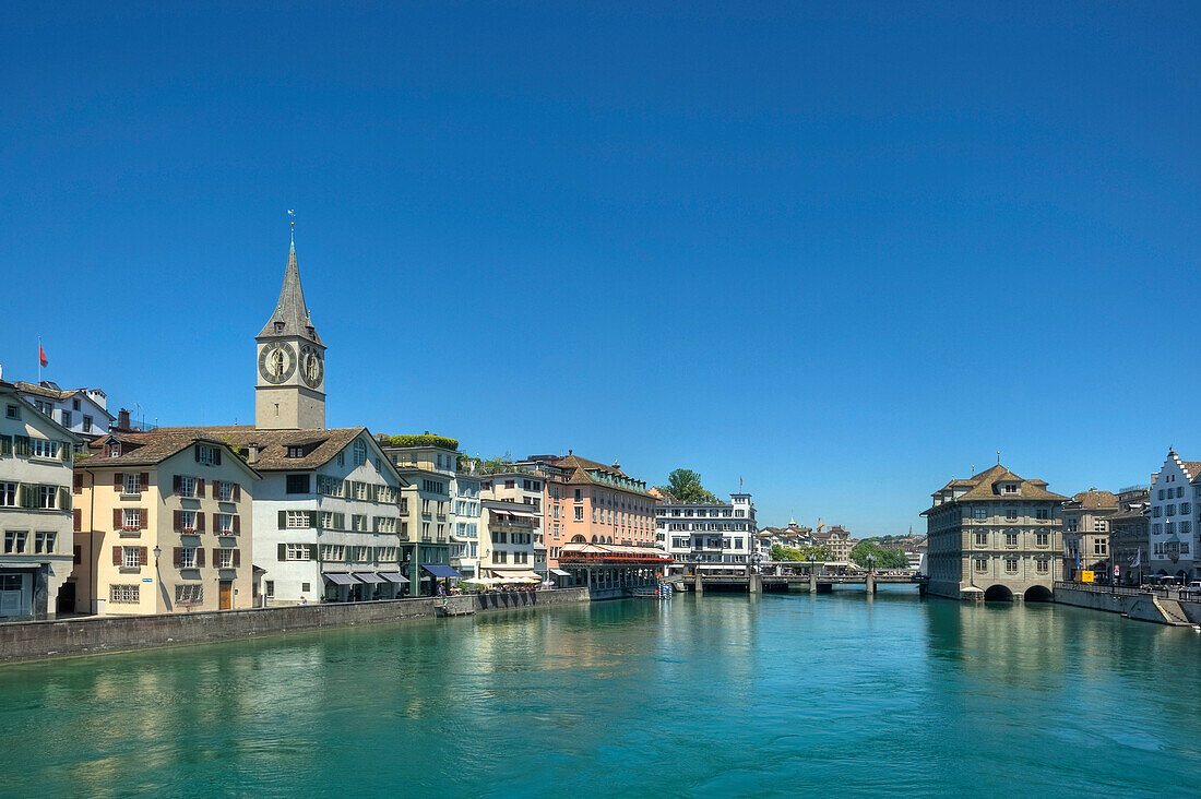 Blick auf Limmat und St Peter, Zürich, Schweiz