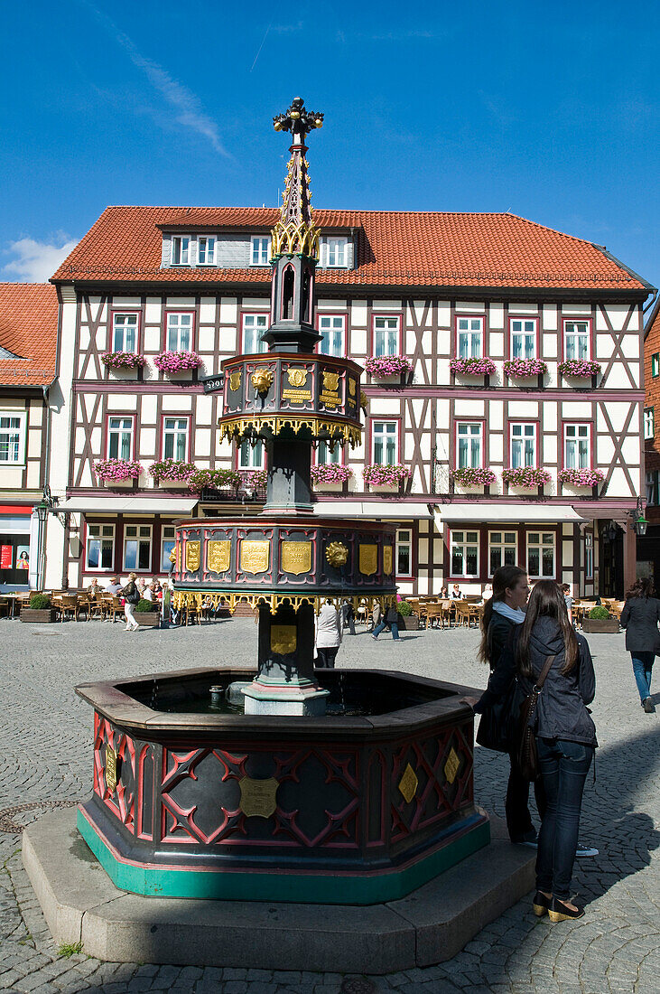 Wohltäterbrunnen, Hotel Weißer Hirsch, Marktplatz, Wernigerode, Harz, Sachsen-Anhalt, Deutschland
