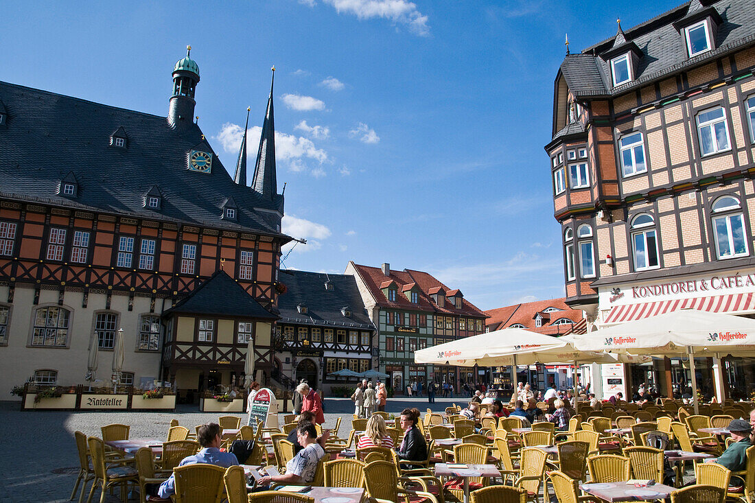 Street cafe, guild hall, Marktplatz, Wernigerode, Harz, Saxony-Anhalt, Germany