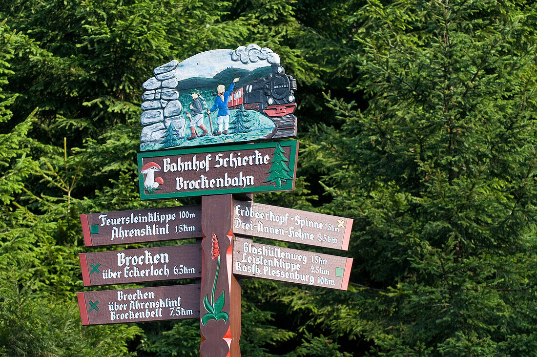 Wanderwegschild, geschnitzes Holzschild, Bahnhof Schierke, Harz, Sachsen-Anhalt, Deutschland