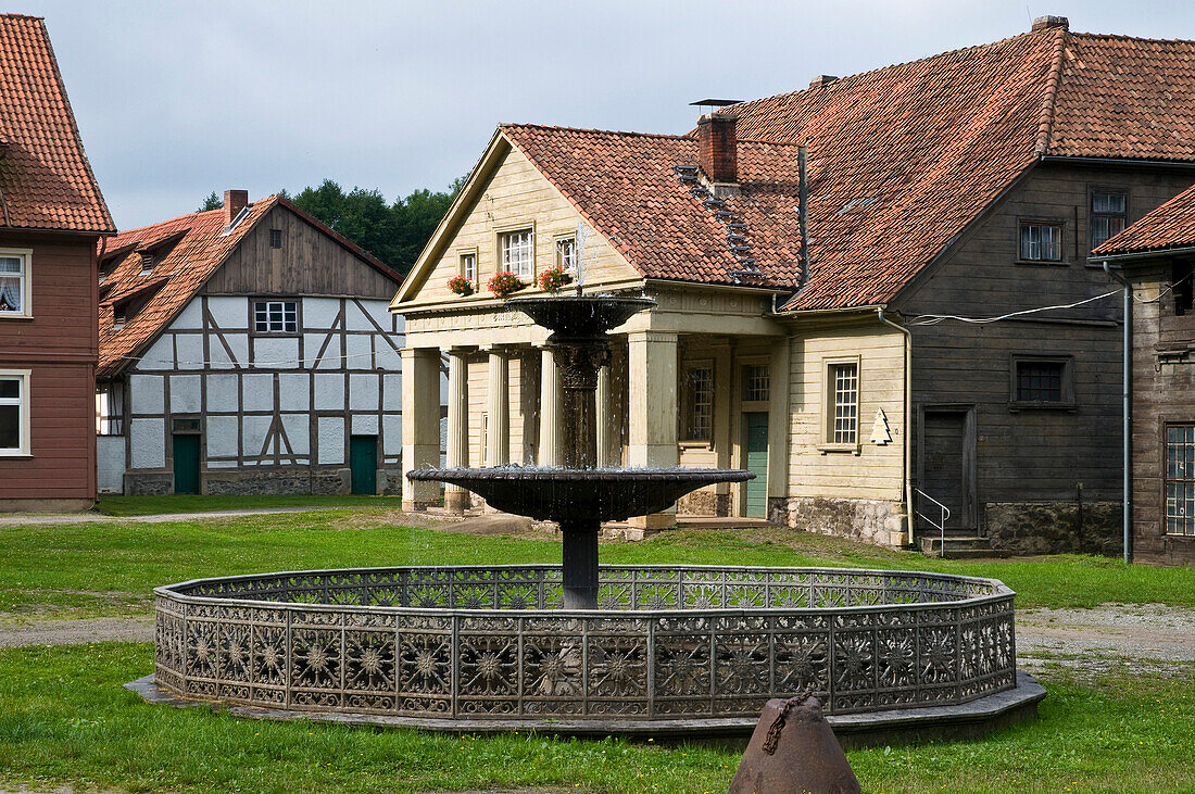 Gusseiserner Brunnen, Historisches Eisenhüttenwerk Königshütte, von 1733 bis 1737, Bad Lauterberg, Harz, Niedersachsen, Deutschland
