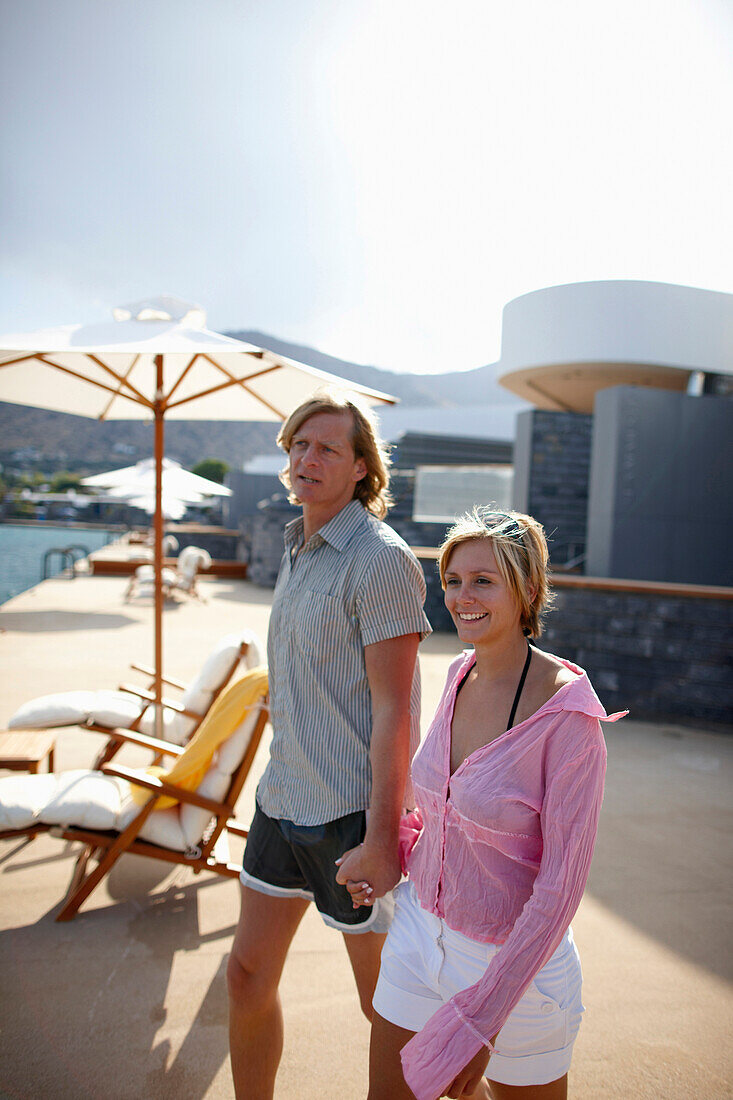 Paar auf den Terrassen der Yachting Club Villas, Elounda Beach Resort, Elounda, Kreta, Griechenland
