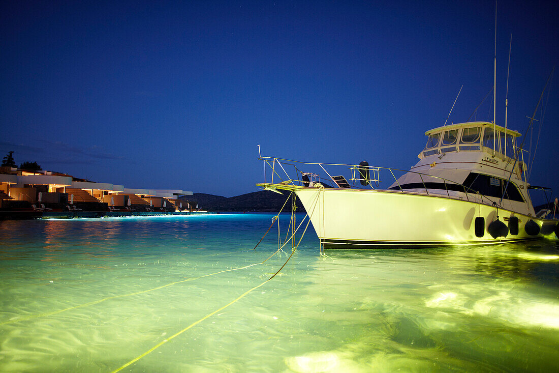 Yacht bei Nacht, Elounda Beach Resort, Agios Nikolaos, Elounda, Kreta, Griechenland