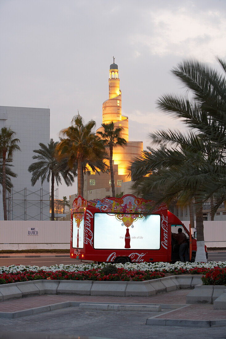 Beleuchtete Moschee, Islamic Cultural Centre, Doha, Katar