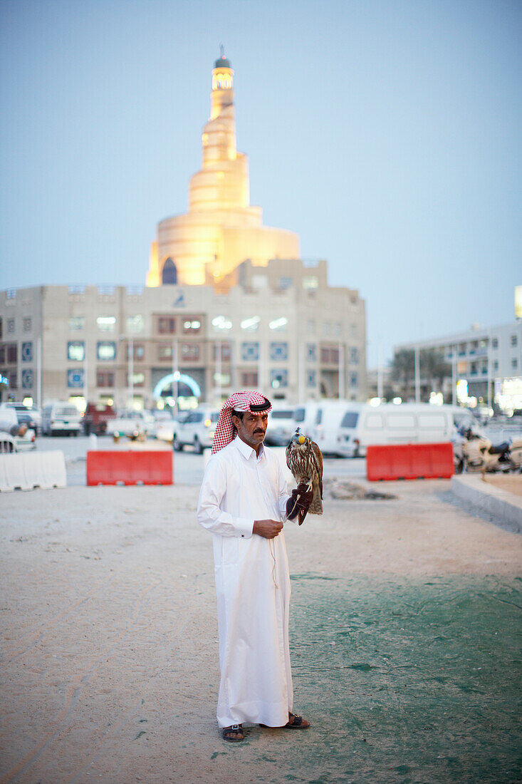 Verkäufer mit Falken, Islamic Cultural Centre im Hintergrund, Doha, Katar