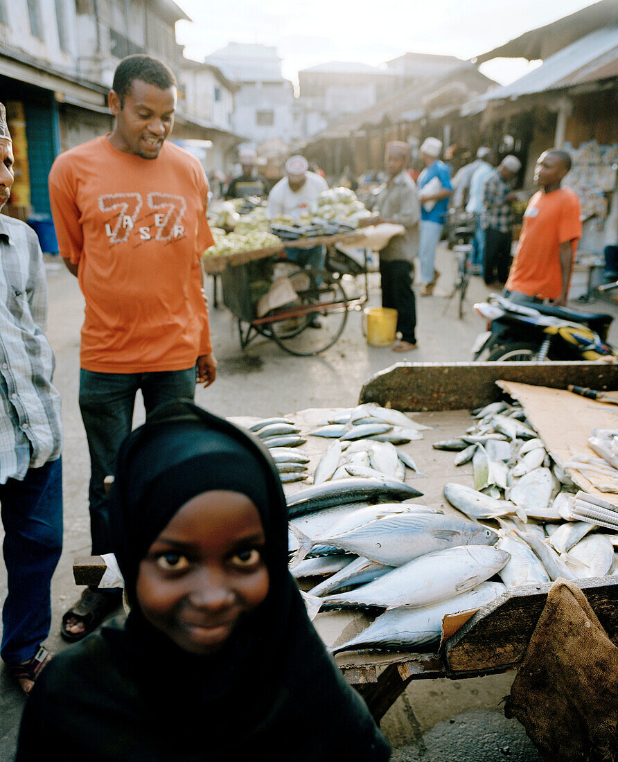 Mädchen mit Kufiya, Mobiler Fischstand mit Makrelen und Thunfisch auf dem Zantralmarkt, Rand der Stone Town, Sansibar, Tansania, Ostafrika
