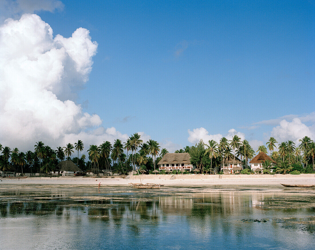 Strand bei Ebbe, Niedrigwasser bis zum Riff, vor dem Blue Oyster Hotel, in Jambiani, Südostküste, Sansibar, Tansania, Ostafrika