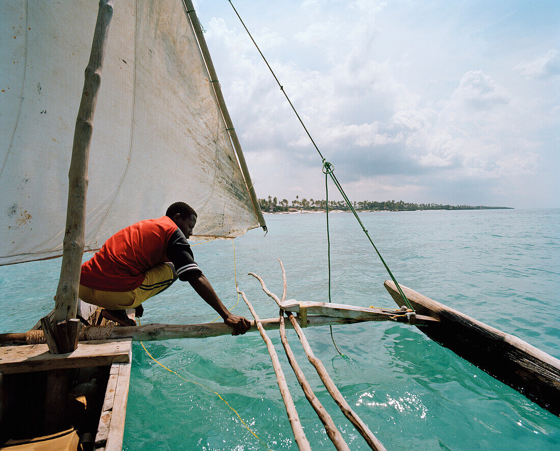 Segeltour mit traditionellem Fischer Ausleger Kanu, uaheli Ngalawa, Dorf Matemwe, vor der Nordostküste, Sansibar, Tansania, Ostafrika