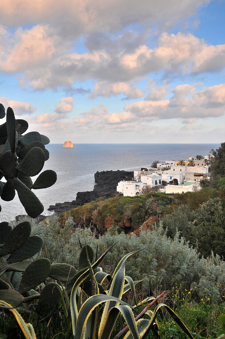 Weißes Dorf auf der Insel Stromboli, Insel Stromboli, Liparische Inseln, Sizilien, Italien