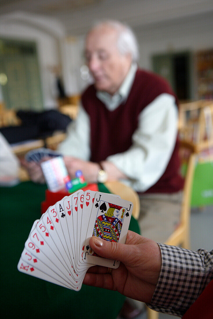 Alte Menschen spielen eine Partie Bridge im Altersheim, München, Oberbayern, Bayern, Deutschland, Europa