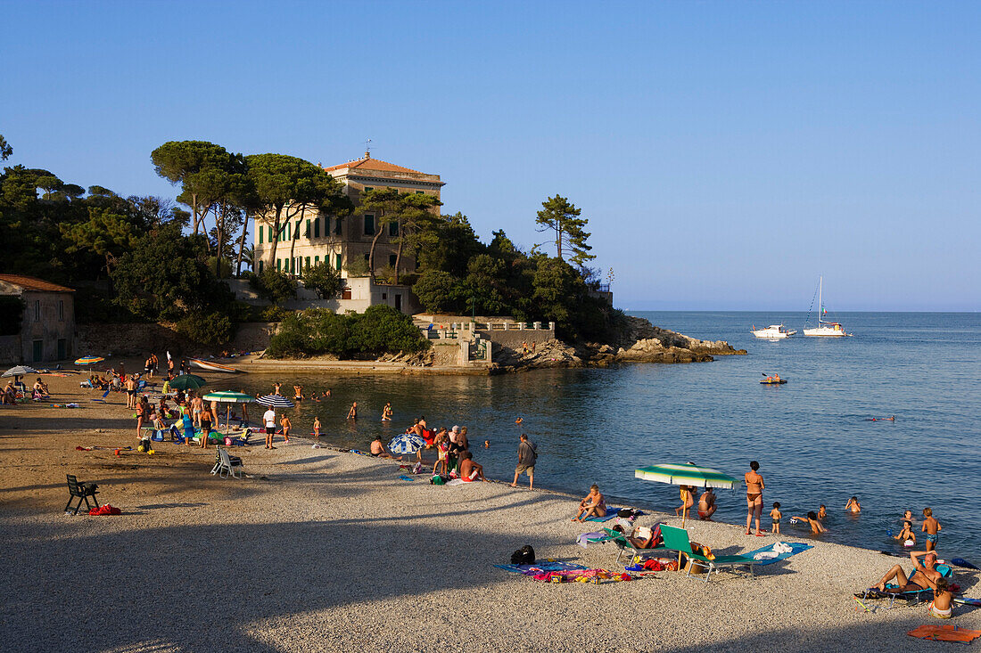 Menschen am Strand von Cavo, Elba, Toskana, Italien, Europa