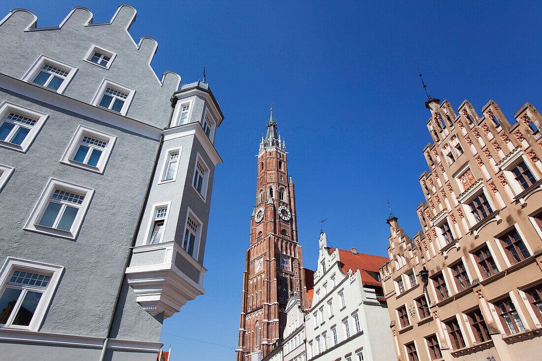 Altbauten und Turm der Martinskirche, Dreifaltigkeitsplatz, Altstadt, Landshut, Niederbayern, Bayern, Deutschland, Europa