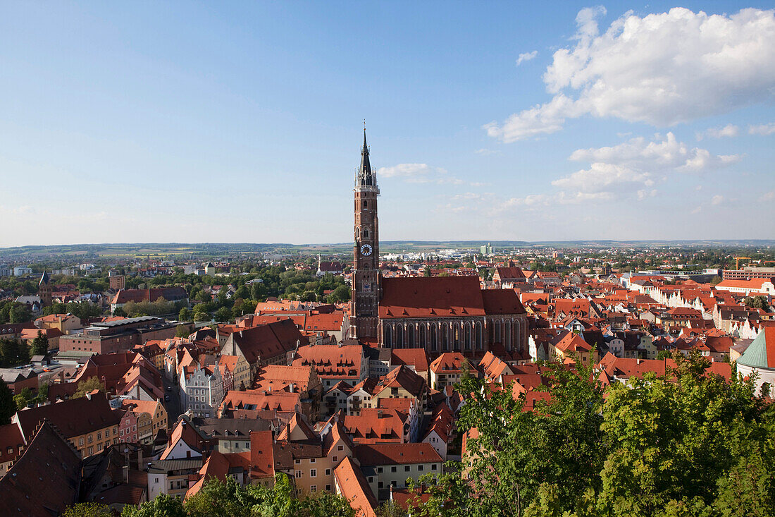 Blick auf die Dächerlandschaft der Altstadt und die St. Martins Kirche, Landshut, Niederbayern, Bayern, Deutschland, Europa
