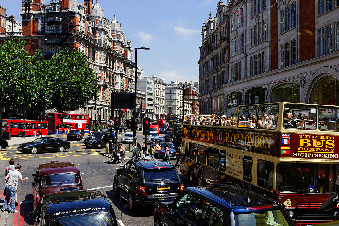 Street scene, Knightsbridge, London, England, United Kingdom, Great Britain, Europe