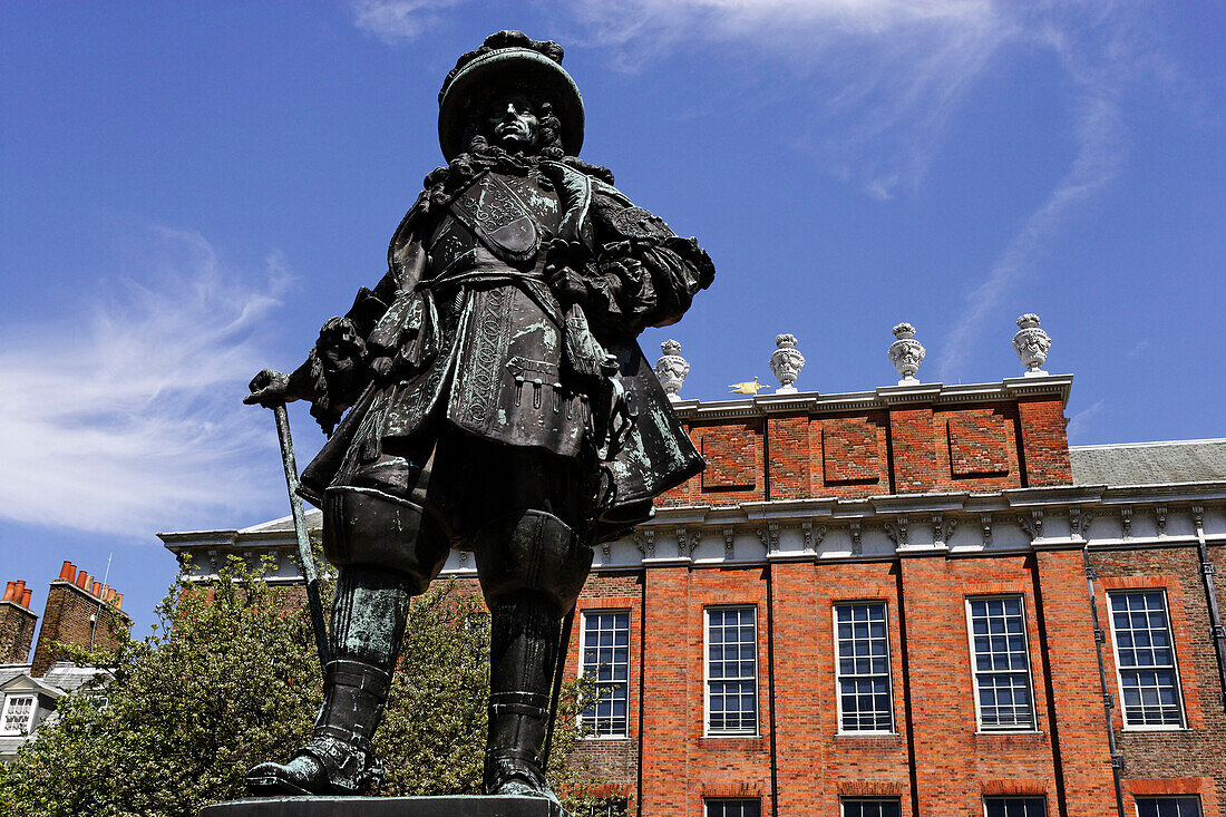 Statue of William III of Orange in front of the Palace of Kensington, Hyde Park, London, England, Great Britain, United Kingdom, Europe