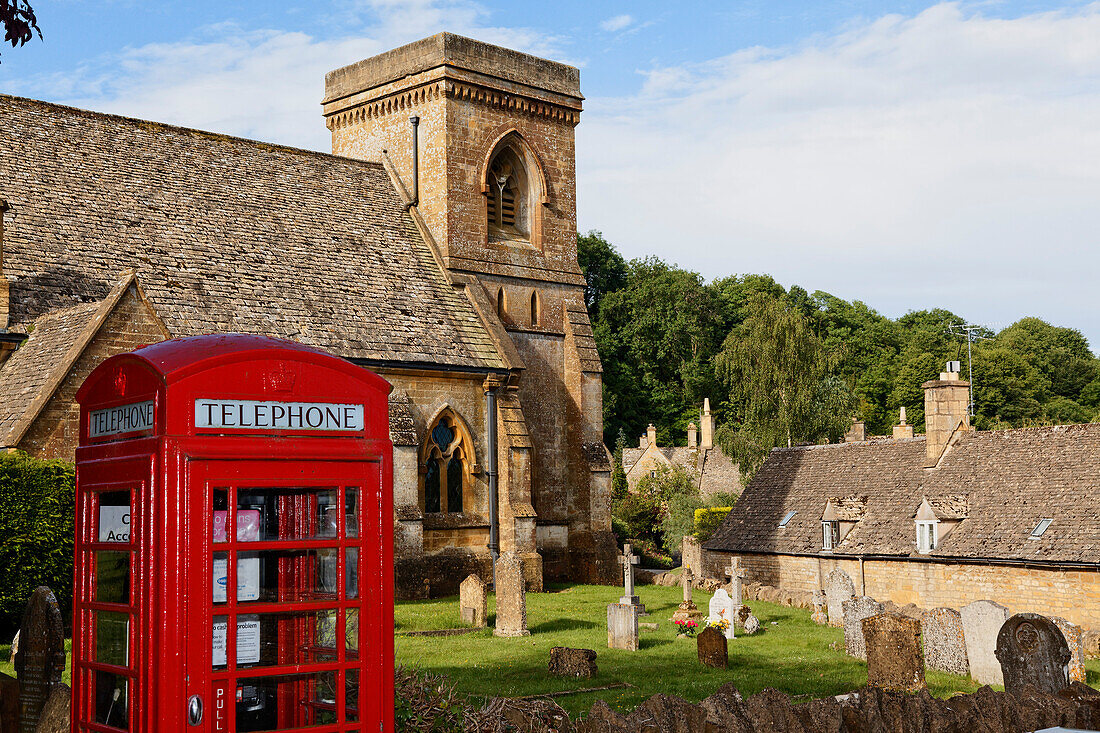 Telefonzelle vor der St. Barnabas Kirche, Snowshill, Gloucestershire, Cotswolds, England, Großbritannien, Europa