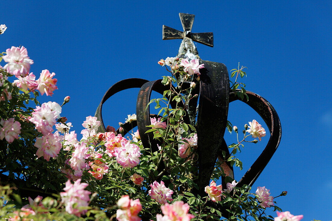 Crown covered with flowers at Queens Garden, Sudeley Castle, Gloucestershire, Cotswolds, England, Great Britain, Europe