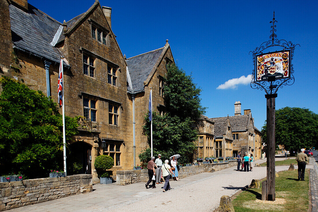 Menschen auf der High Street, Broadway, Worcestershire, Cotswolds, England, Großbritannien, Europa