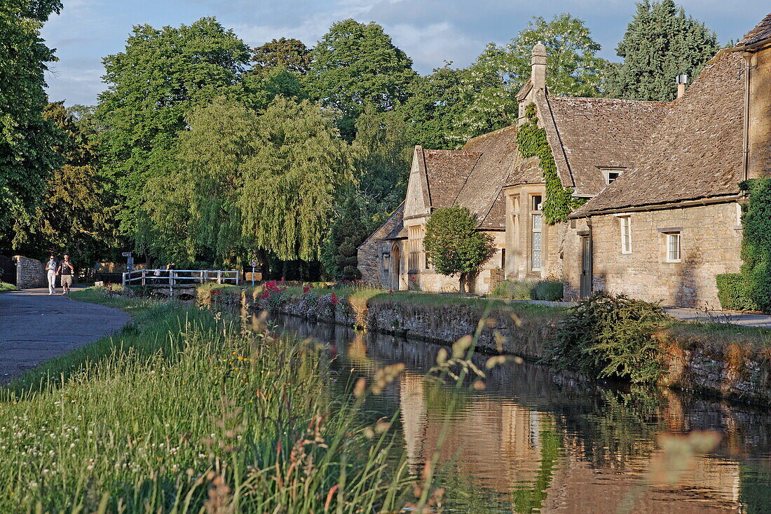 Houses at the Eye river in the sunlight, Gloucestershire, Cotswolds, England, Great Britain, Europe