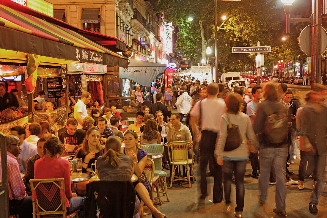 Menschen auf der Strasse und in Restaurants am Abend, La Porte Montmatre, Boulevard Montmartre, Paris, Frankreich, Europa
