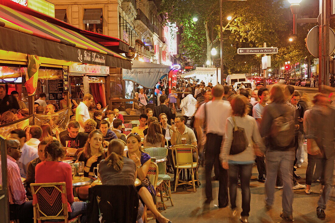 People in the street and in restaurants in the evening, La Porte Montmartre, Boulevard Montmartre, Paris, France, Europe