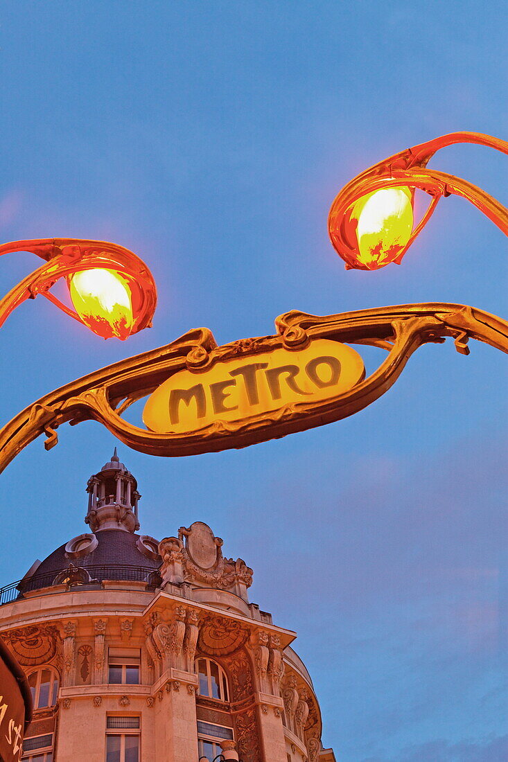 Metro Schild an der Station Reaummur Sebastopol am Abend, Paris, Frankreich, Europa