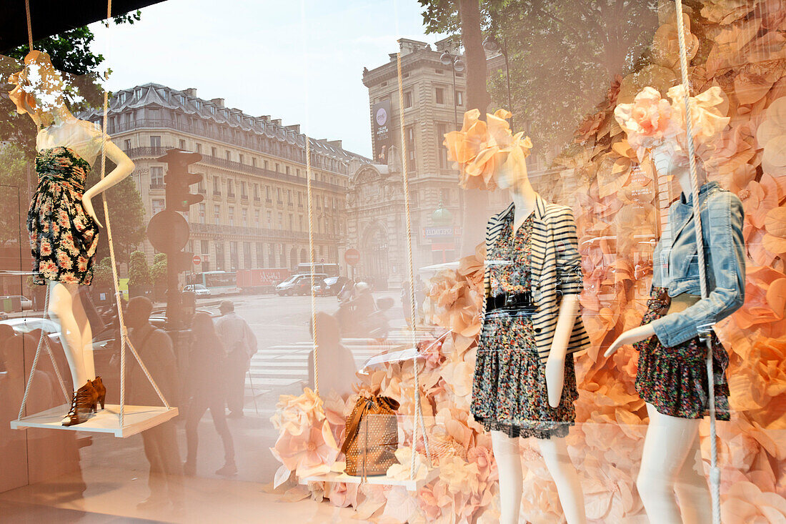 Schaufenster des Kaufhauses Galeries Lafayette, Paris, Frankreich, Europa