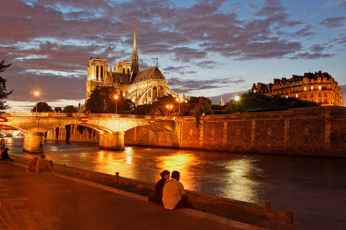 Ile de la Cite, Seine und Notre Dame am Abend, Paris, Frankreich, Europa