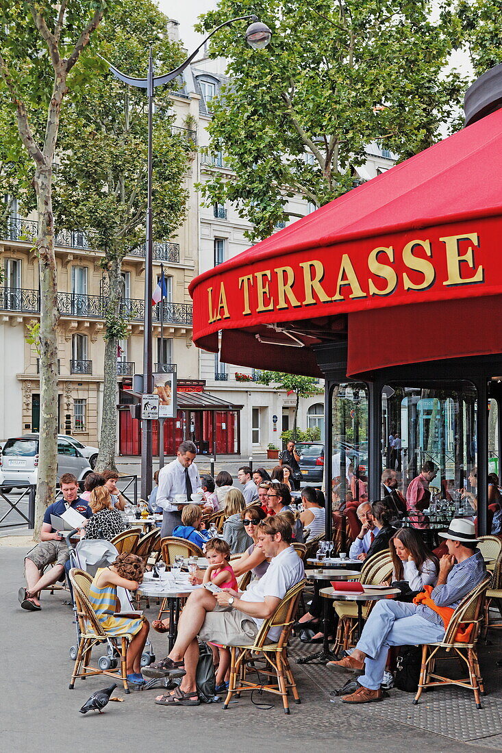 Menschen im Café La Terrasse am Place de l'Ecole Militaire, Paris, Frankreich, Europa