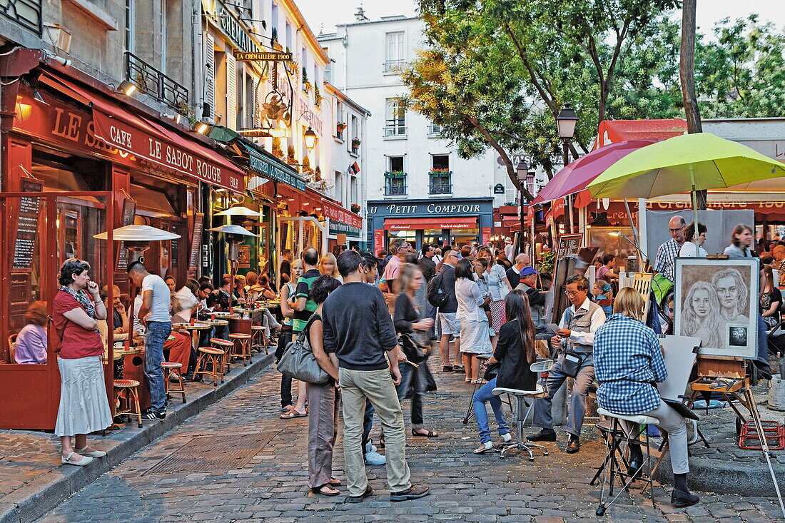Menschen in Restaurants auf der Place du Tertre, Montmartre, Paris, Frankreich, Europa