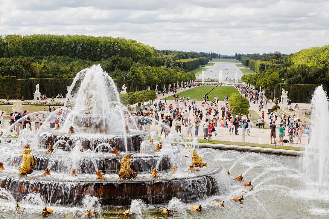 Latona Fontäne im Park des Schlosses, Versailles, Ile de France, Frankreich, Europa