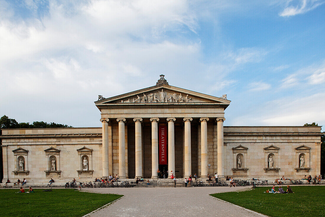 Blick auf die Glyptothek unter Wolkenhimmel, Königsplatz, München, Oberbayern, Bayern, Deutschland, Europa