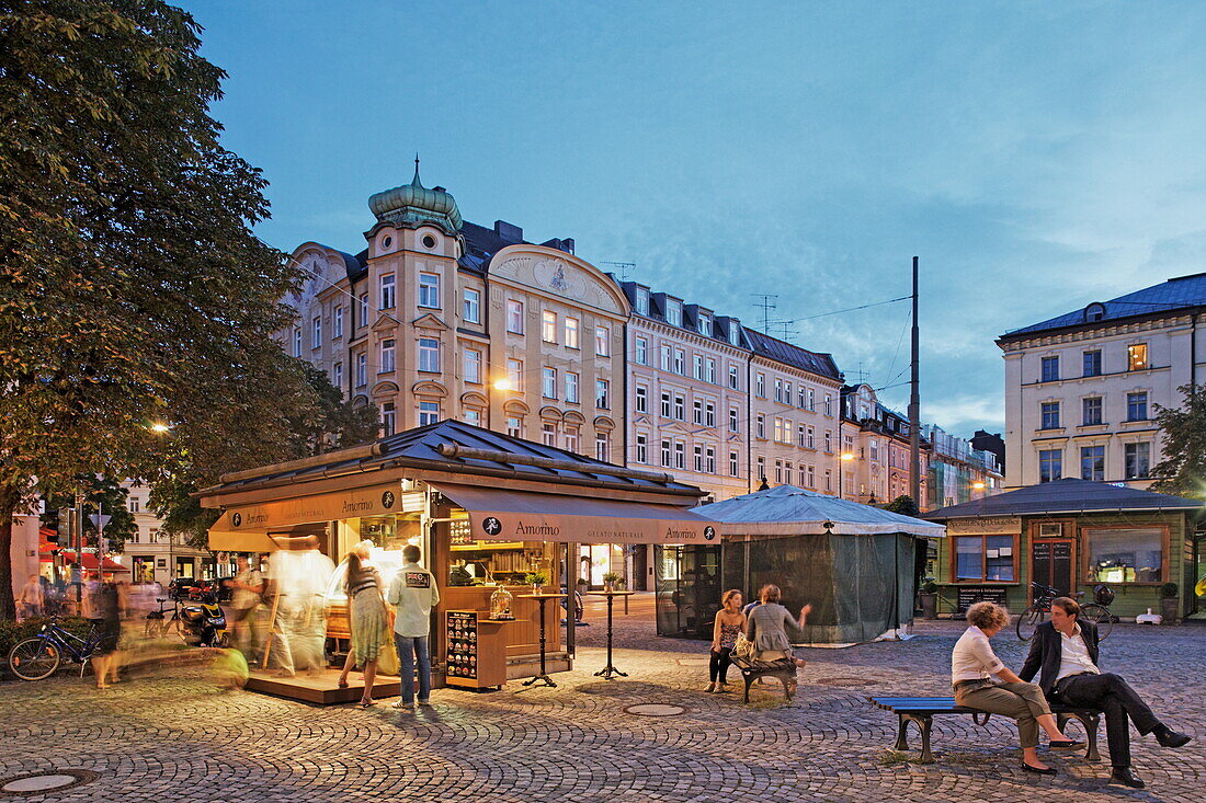 Menschen auf dem Wiener Platz am Abend, Haidhausen, München, Oberbayern, Bayern, Deutschland, Europa