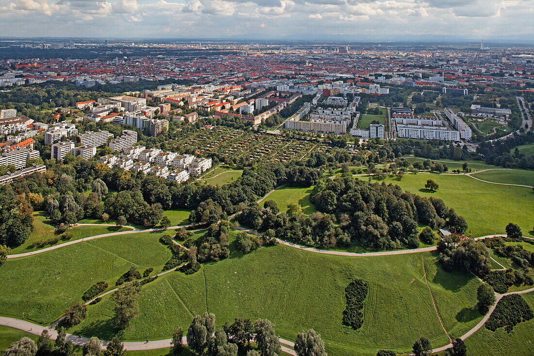 Blick von oben auf den Olympiapark, München, Oberbayern, Bayern, Deutschland, Europa