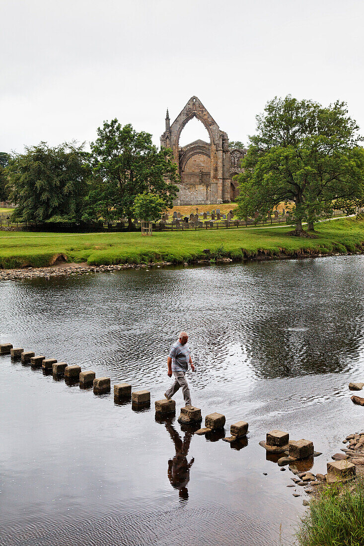 Klosterruine Bolton Abbey am Ufer des Flusses Wharfe, Yorkshire Dales Nationalpark, Yorkshire Dales, Yorkshire, England, Großbritannien, Europa
