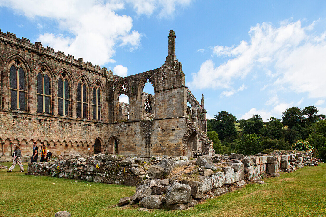 Die Klosterruine Bolton Abbey unter Wolkenhimmel, Yorkshire Dales Nationalpark, Yorkshire Dales, Yorkshire, England, Großbritannien, Europa