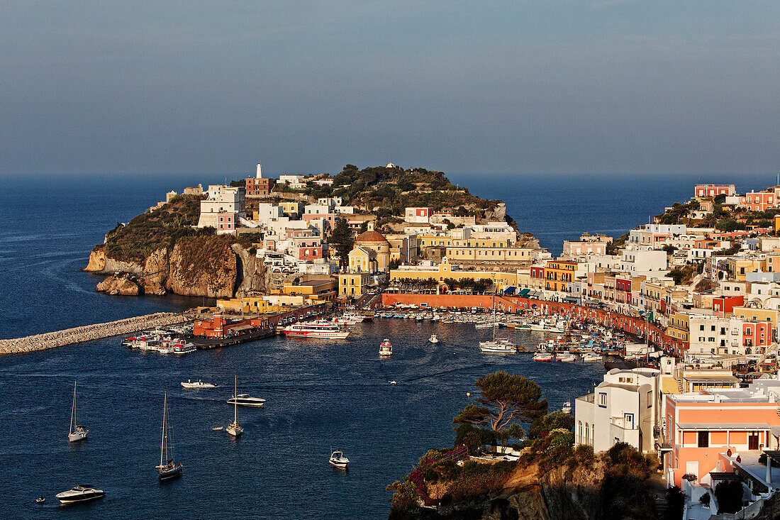 Blick auf den Hafen und die Stadt Ponza, Insel Ponza, Pontinische Inseln, Latium, Italien, Europa