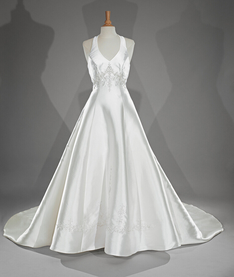 Classic Wedding Dress – License image – 70384295 lookphotos